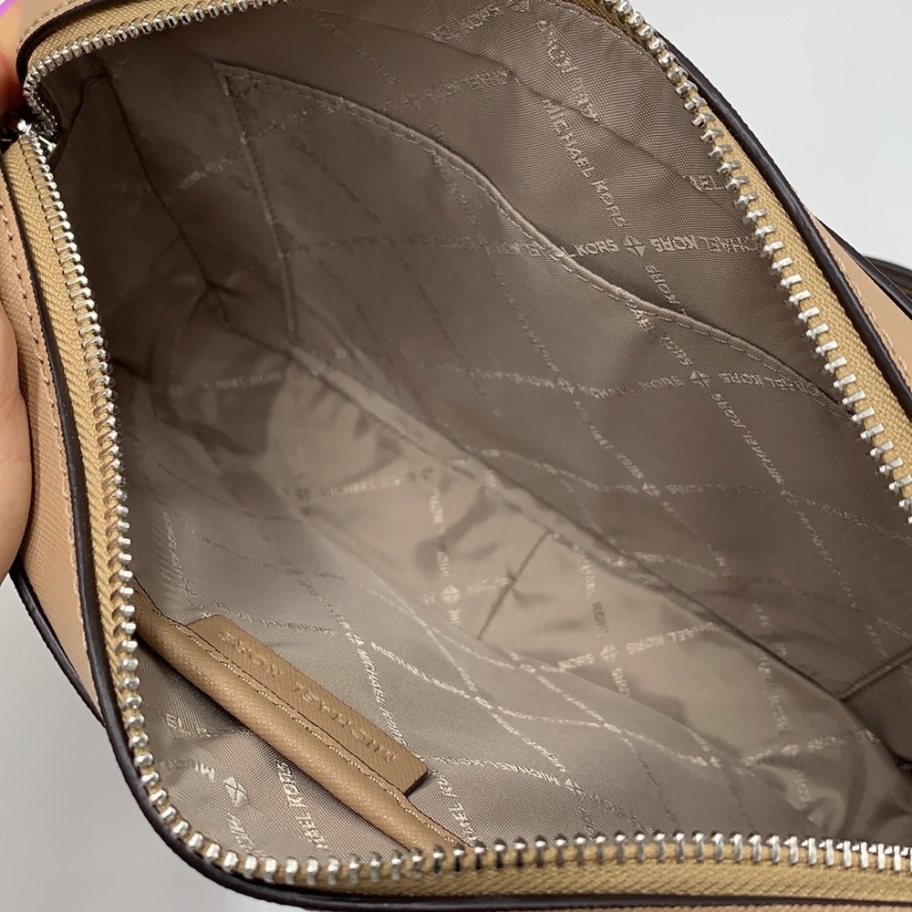 Michael Kors Jet Set Item Large East West Zip Crossbody Leather Camel
NWT - Picture 8 of 16